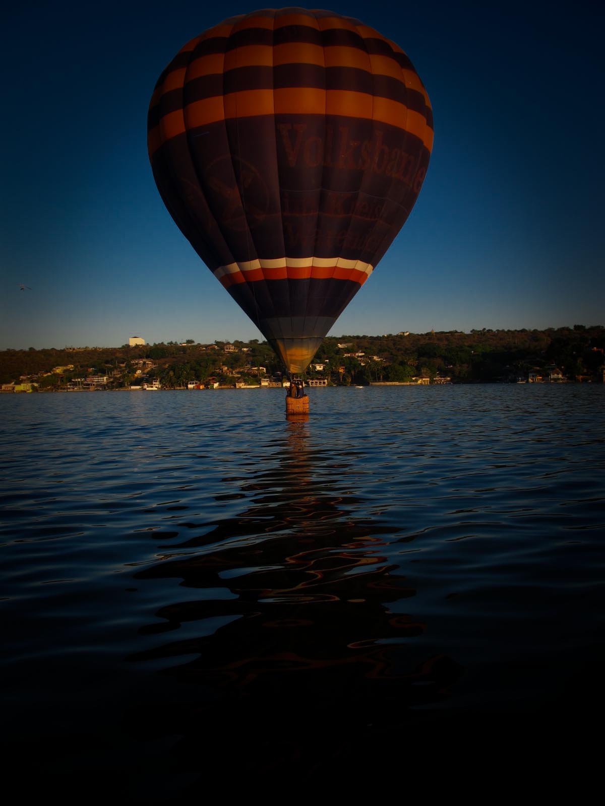 Vuelo en globo aerostático en el lago de Tequesquitengo, Morelos; México