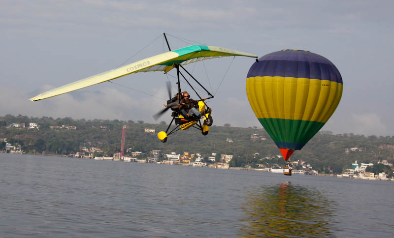 Clases de aeronáutica y vuelos en aviones ultraligeros sobre el lago de Tequesquitengo, Morelos